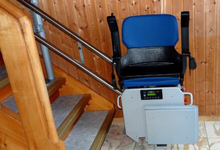 Puis-je installer un monte-escalier sans aide ?