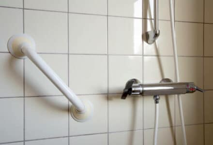 Barre d’appui PMR normes : comment choisir une barre d’appui ? Où la placer ?