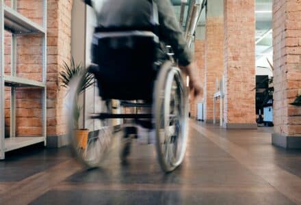 Norme PMR toilette : quelles sont les normes pour un WC handicapé ?
